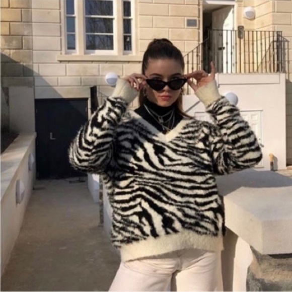 HOUSE OF SUNNY Fuzzy Zebra V-neck Sweater NEW - Picture 1 of 8